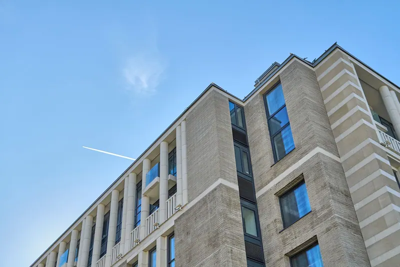 Moderner Wohnblock vor blauem Himmel