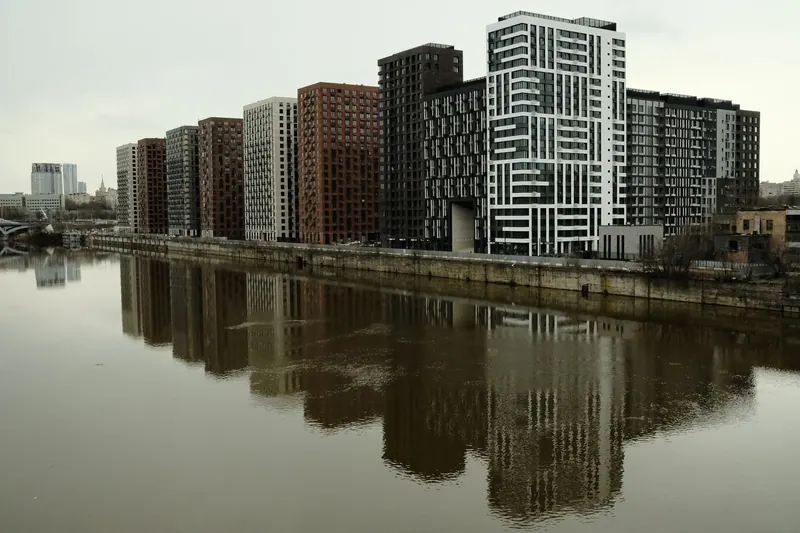 Wohnhäuser an einem Fluss in der Stadt